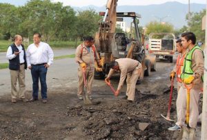 Oscar Almaraz y el Gerente de la COMAPA supervisan obras de reparación de zanjas.