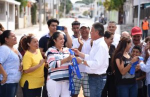 Entrega Chucho Nader casi 5 millones de pesos en pavimentación hidráulica