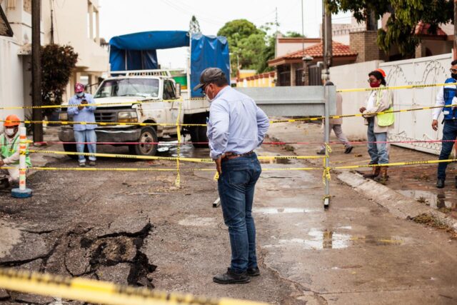 Se atendió la fractura de pavimento en la calle Francisco Sarabia entre Álvaro Obregón y Guillermo Prieto de la colonia Ampliación de la Unidad Nacional