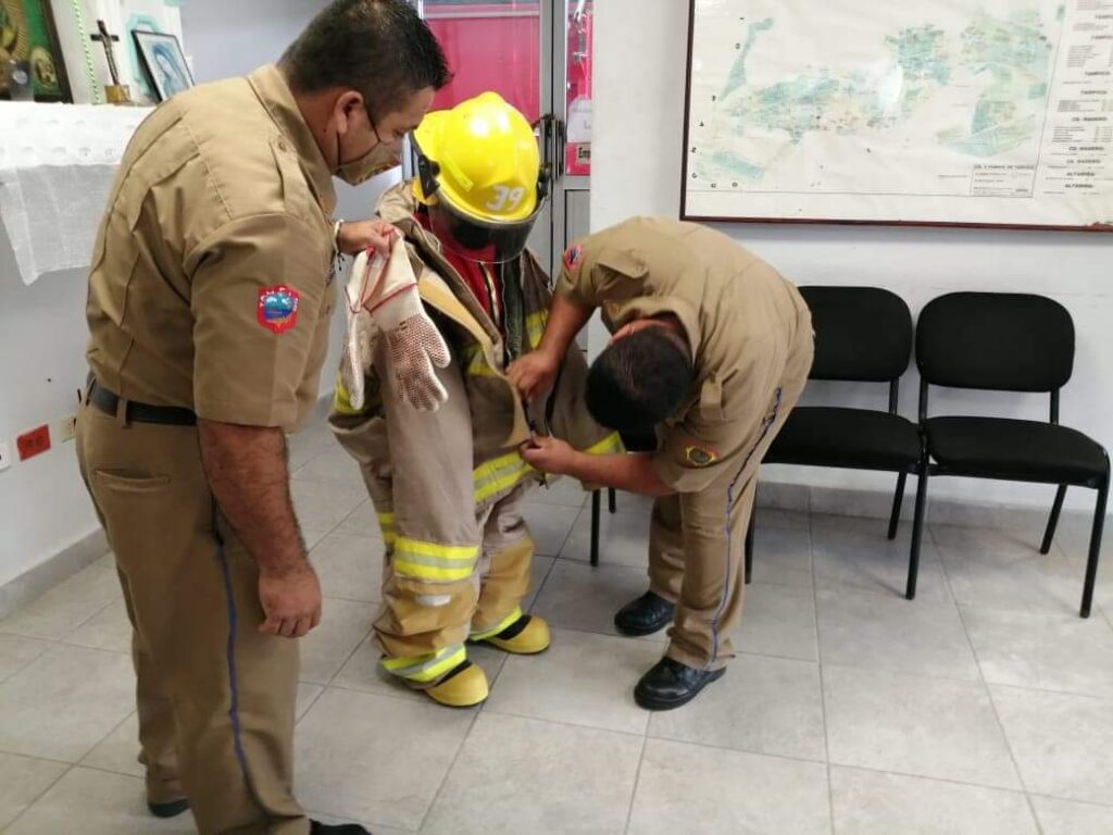 Juanito utilizó un traje de protección personal de Bomberos 