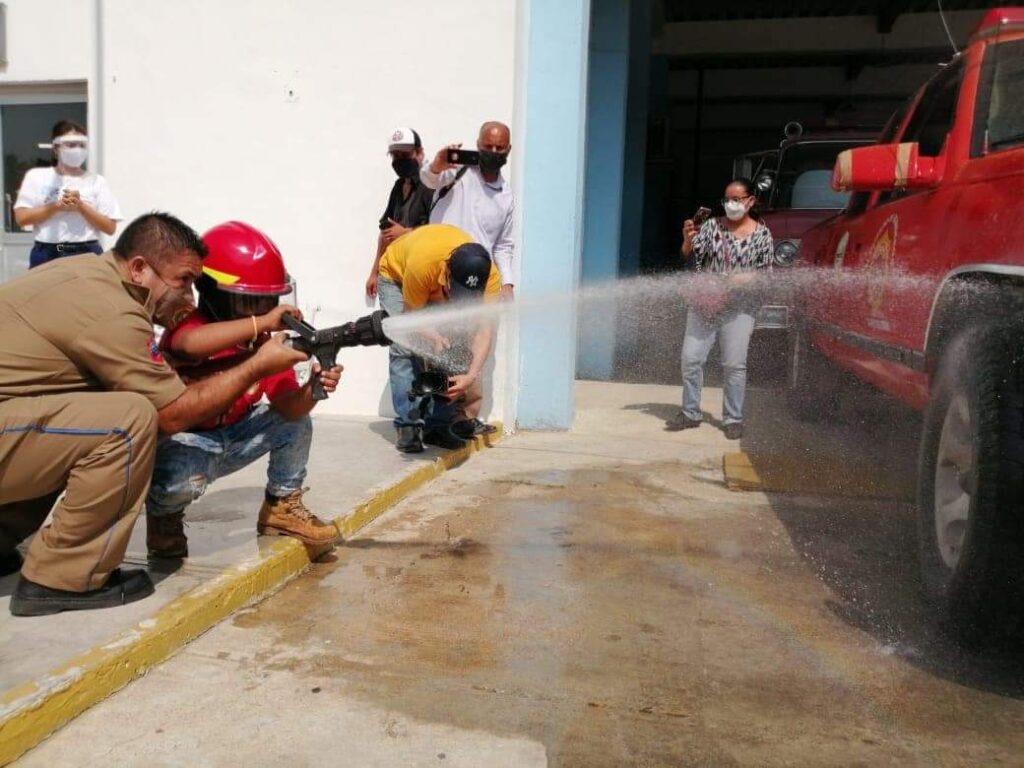 Juanito práctico el uso de las mangueras contra incendio 