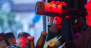 ¿Qué pasa si tomas alcohol después de vacunarte?