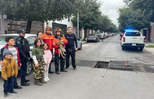 Rescata Protección Civil de Escobedo a perrito atrapado en alcantarilla