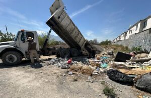 Multan a chofer por tirar 14 toneladas de escombro