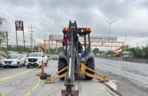 Atiende Escobedo socavón formado en Carretera a Laredo