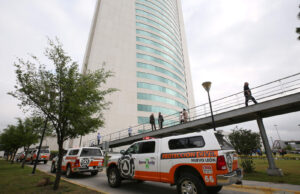 Evacuan Torre Administrativa de NL por falsa alarma de incendio