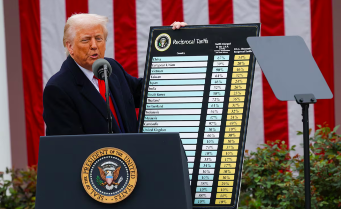 Trump impone 10% de aranceles universales a todos los paises