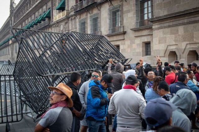 CNTE intenta ingresar a palacio nacional a la mañanera con Sheinbaum CNTE exige reunión urgente con Sheinbaum antes del viernes