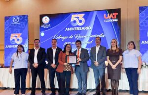 Reconoce Dámaso Anaya a trabajadores universitarios en el 53 Aniversario del SUTUAT